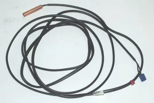 Temperatursensor mit einem Kupferende und zwei Anschlussklemmen, geeignet für Daikin-Systeme. Kabel verläuft spiralförmig und ist schwarz.